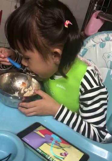 小孩吃饭看手机有哪些不好之处 小孩吃饭看手机有哪些不好之处