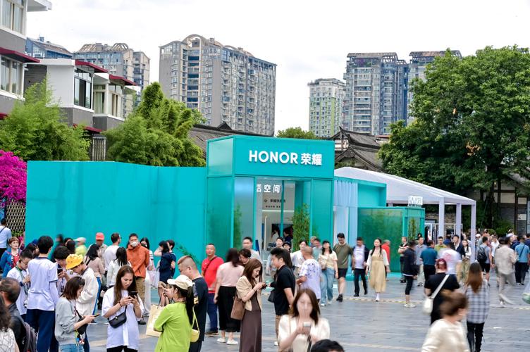 荣耀之门宽窄巷子见证世界荣耀的全球首店启航 荣耀之门宽窄巷子见证世界荣耀的全球首店启航