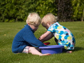 宝宝与爸爸的温馨时光,一次手指游戏的心灵对话 宝宝与爸爸的温馨时光,一次手指游戏的心灵对话